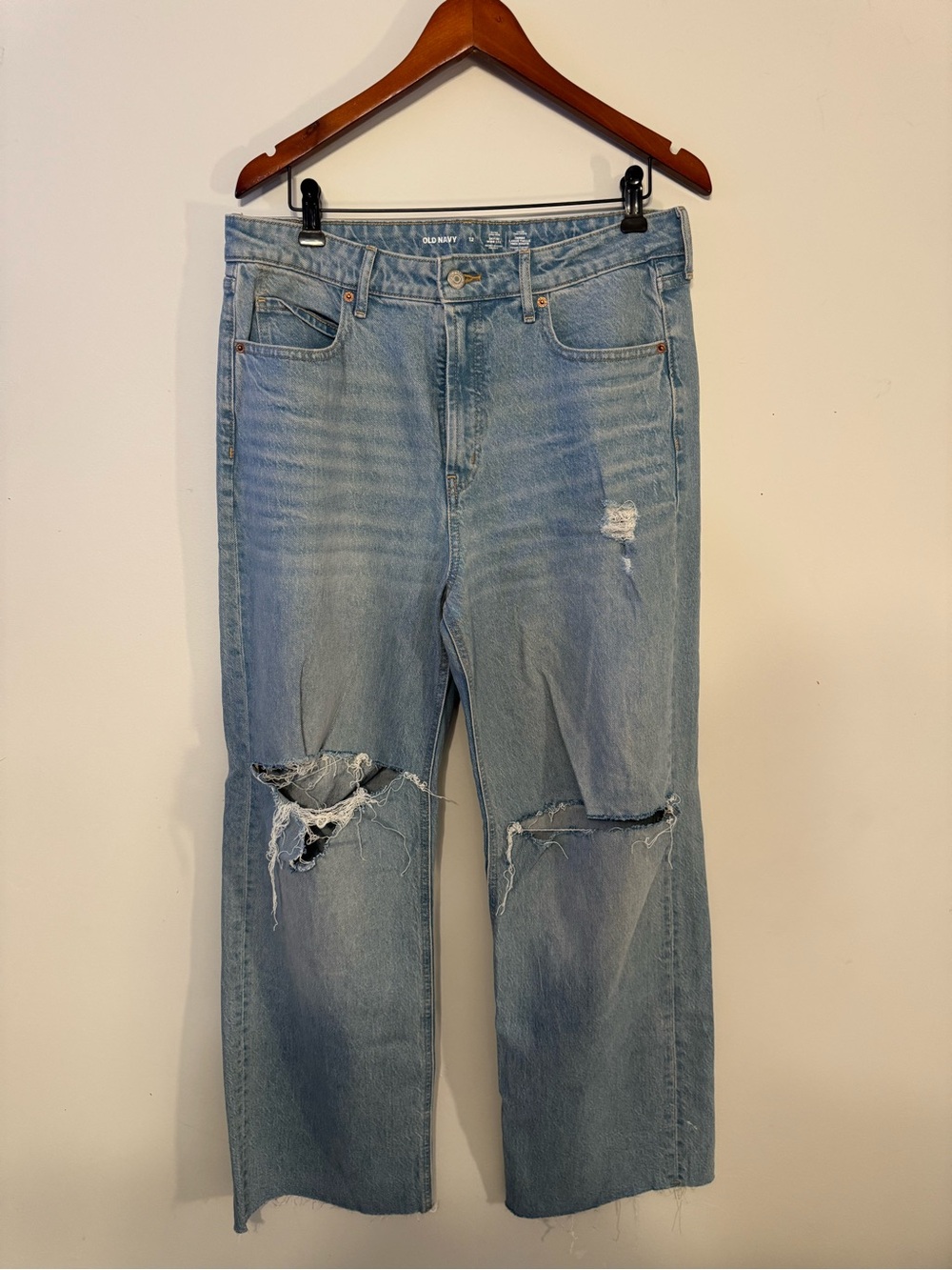 Old Navy Women's Light Blue Distressed Relaxed Jeans